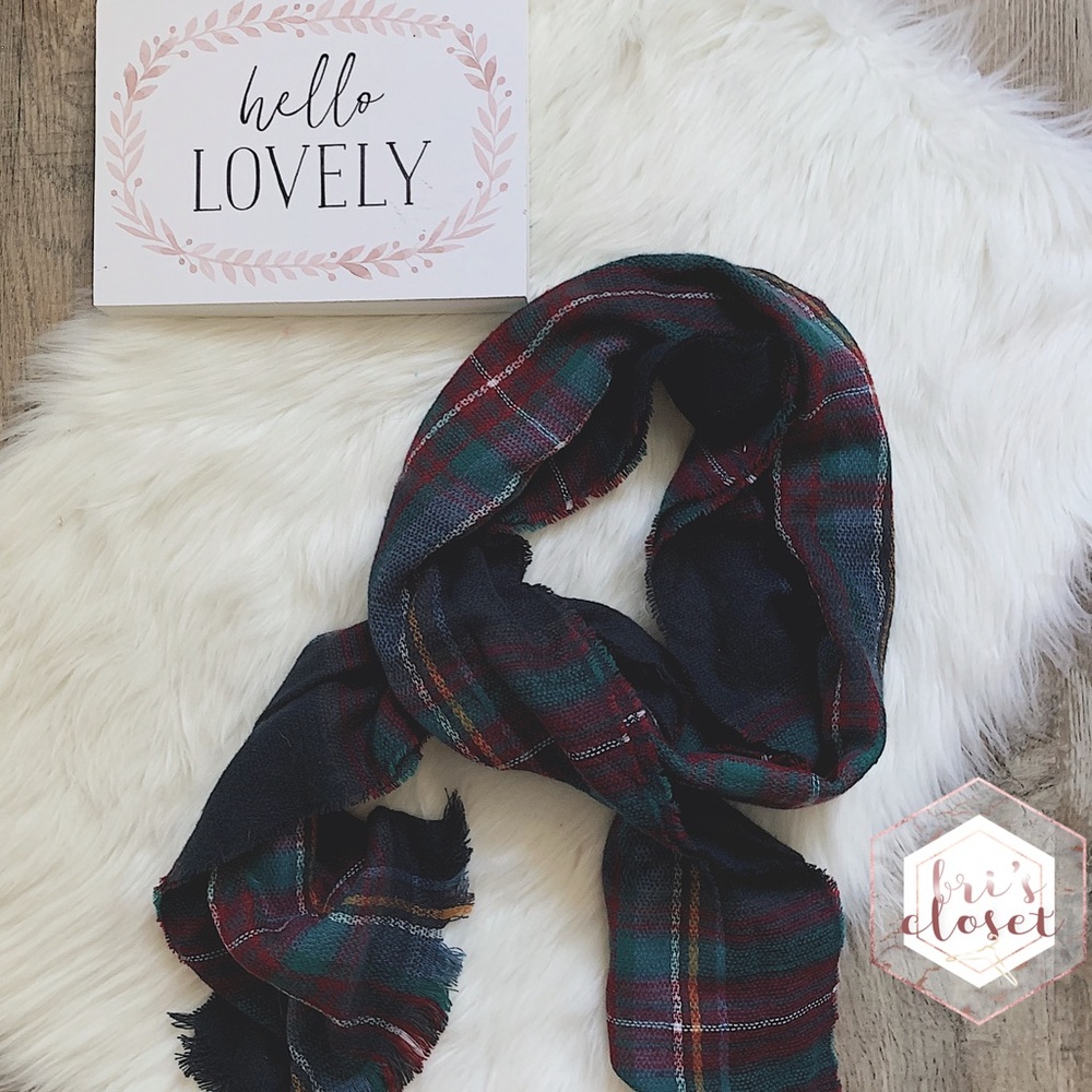 Fall🍂in🍃L❤️VE with this wrapped plaid scarf